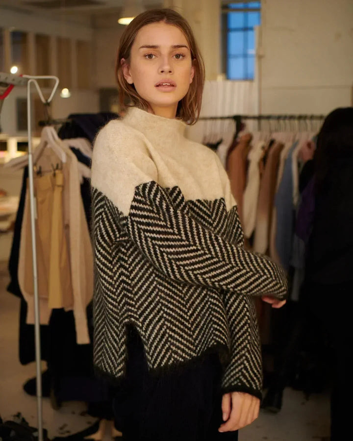 Chloe - Pull col montant chevron Bleu - Meralie Boutique
